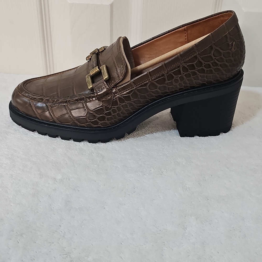 NWT Zodiac Gemma Loafer Pump w Antique Metal Bit 2 1/4" heel Caramel Croc 10M - Picture 7 of 10